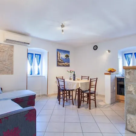 House Marta Nyaraló Omiš